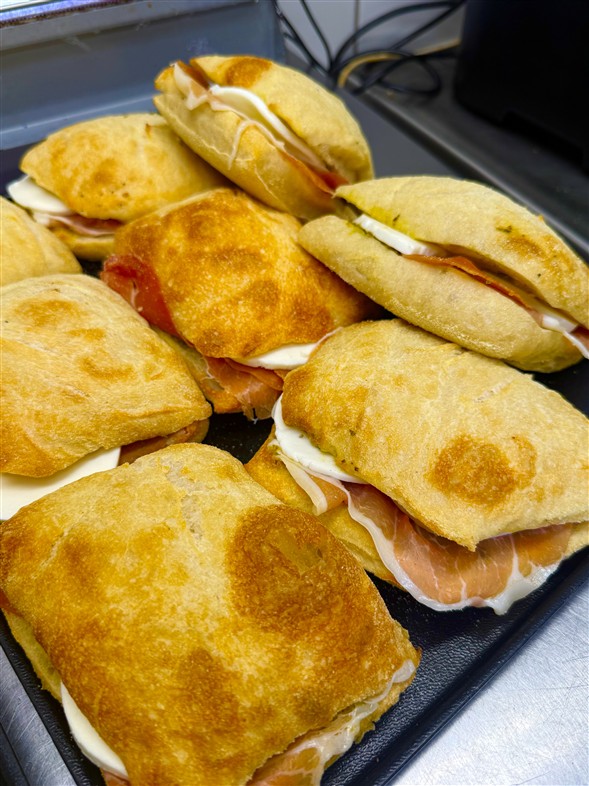 Panini m. pesto, serrano og mozarella