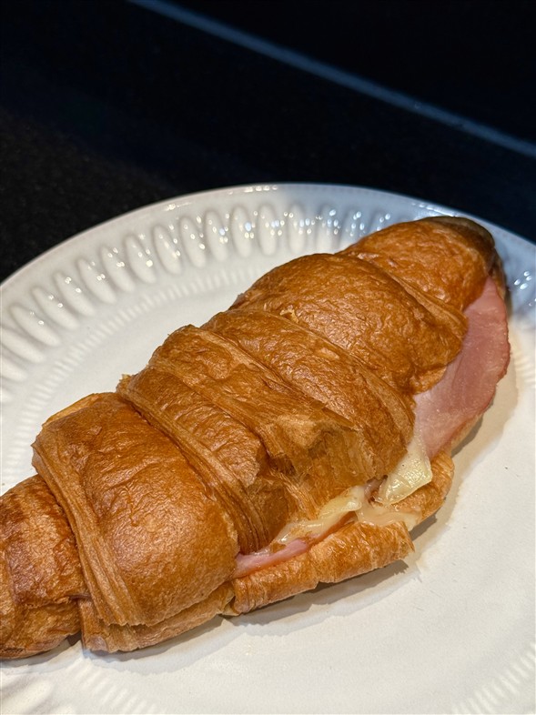 Croissant m. skinke og ost
