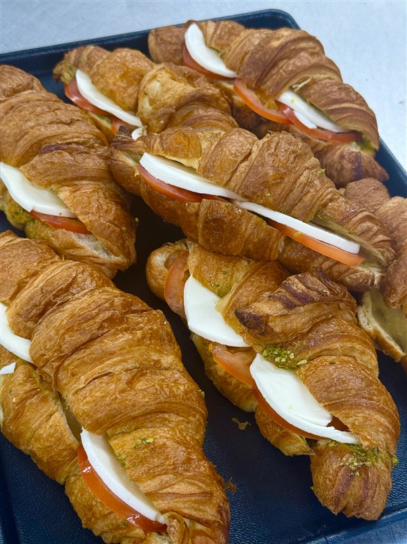 Pesto croissant m. tomat